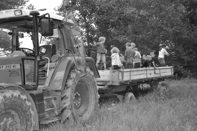 diapo fete champs enfants remorque