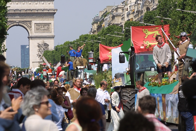 Diapo Paris Congrès mondial JA défilé