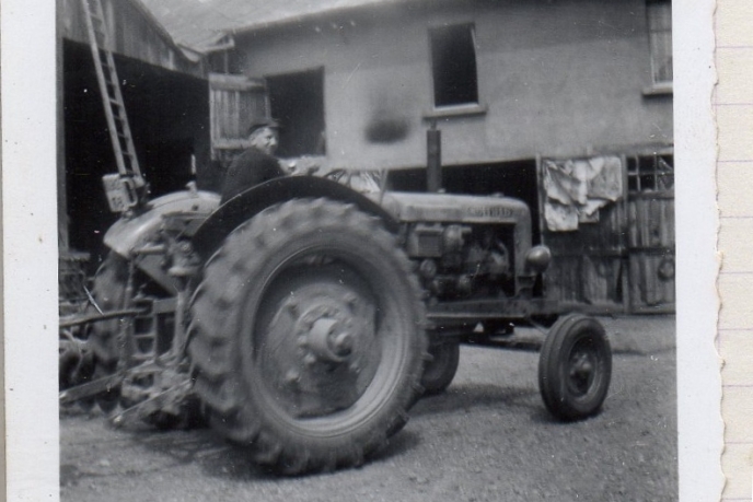 tracteur profil droit flou